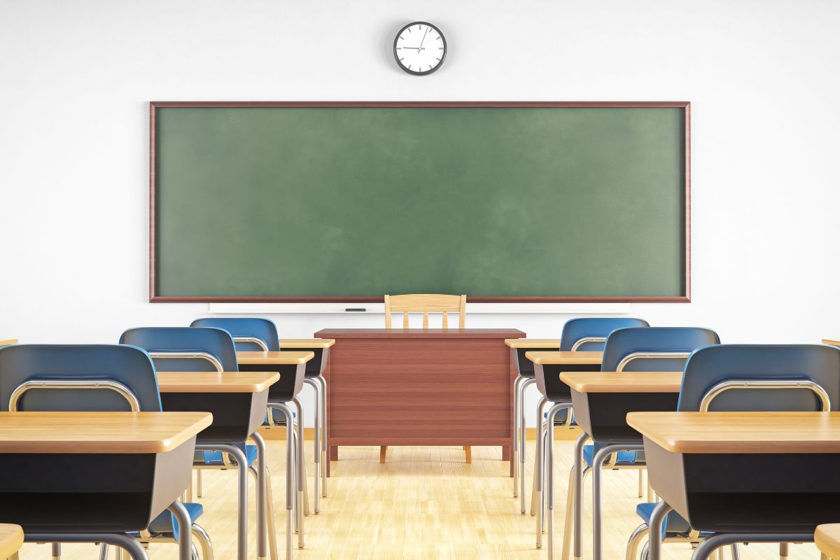 klasa w szkolne z krzesłami szkolnymi ergonomicznymi